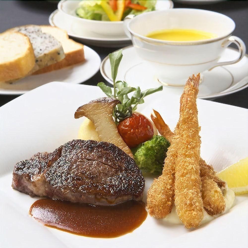 Hotel Granvia Wakayama Eksteriør billede A steak and chips meal